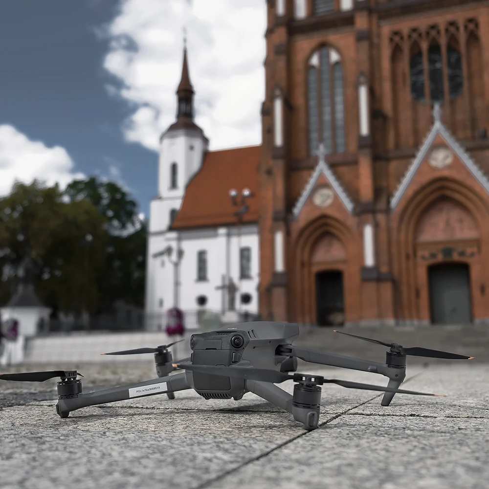 Dron na tle katedry w Białymstoku, zdjęcie Fly Away Plus